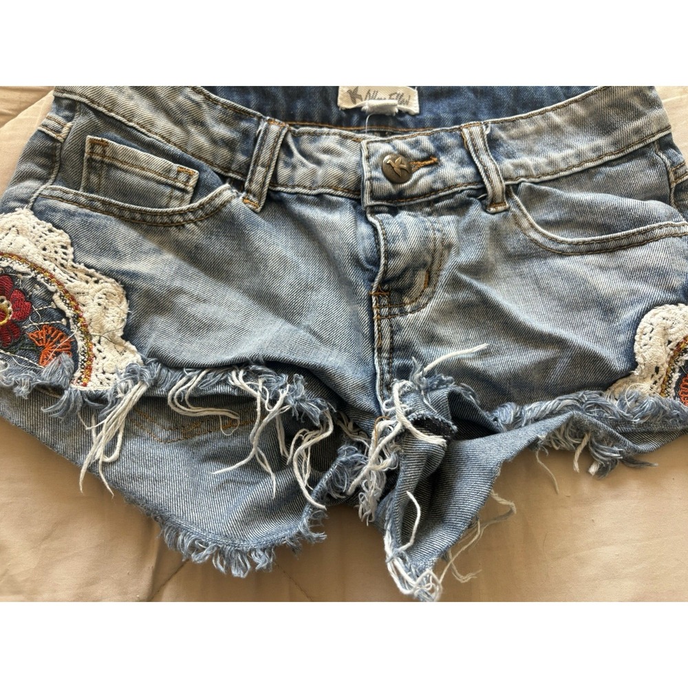 Others Follow Denim Cut Off Booty Floral Embroidered Crochet Shorts Size 25 - Picture 5 of 9